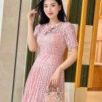 Đầm ren hồng xòe tùng xếp ly đính hoa