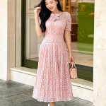 Đầm ren hồng xòe tùng xếp ly đính hoa