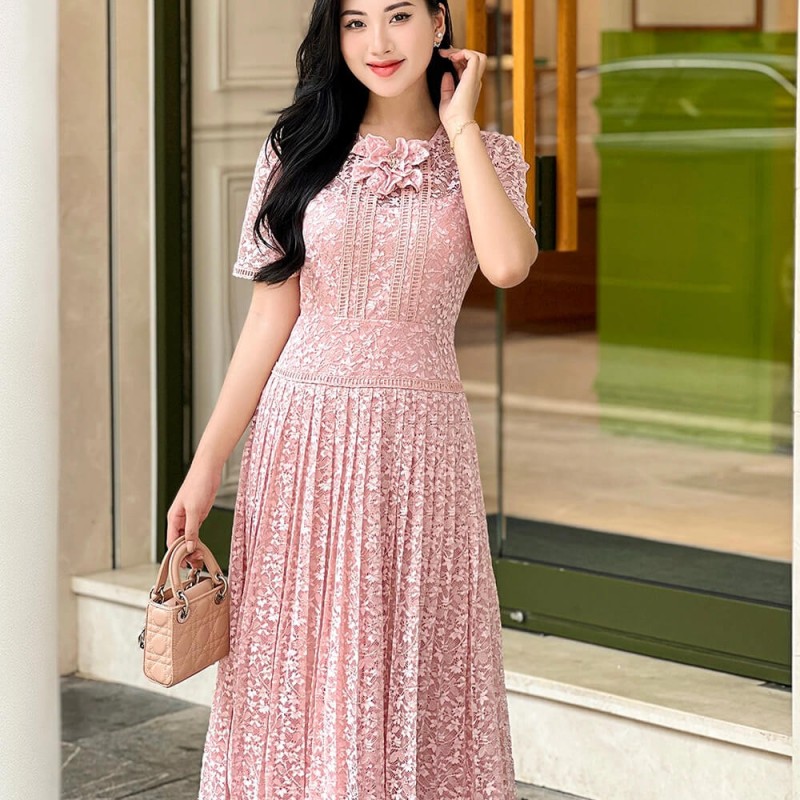 Đầm ren hồng xòe tùng xếp ly đính hoa