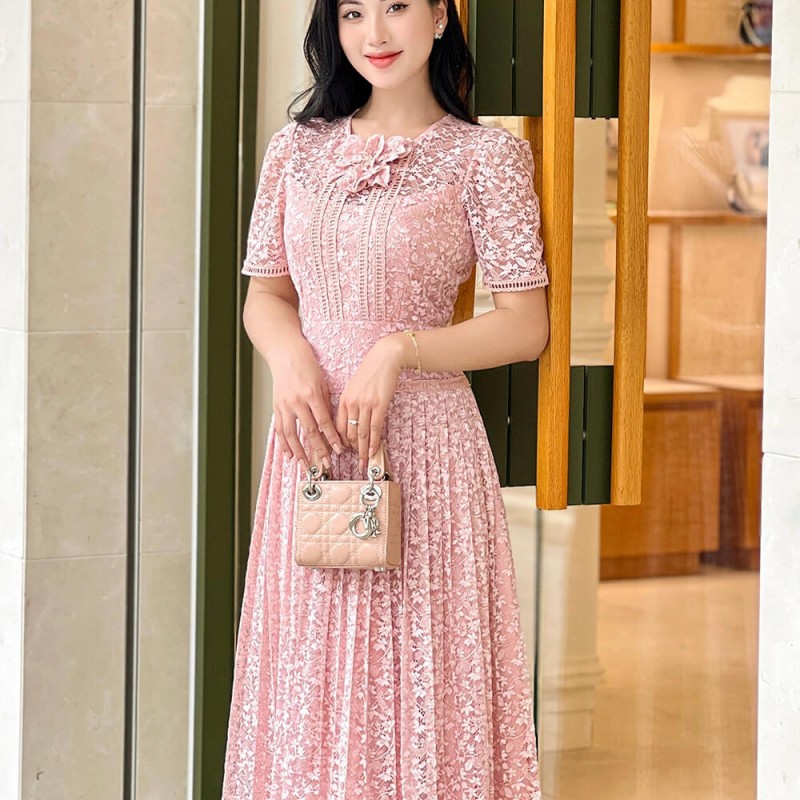 Đầm ren hồng xòe tùng xếp ly đính hoa