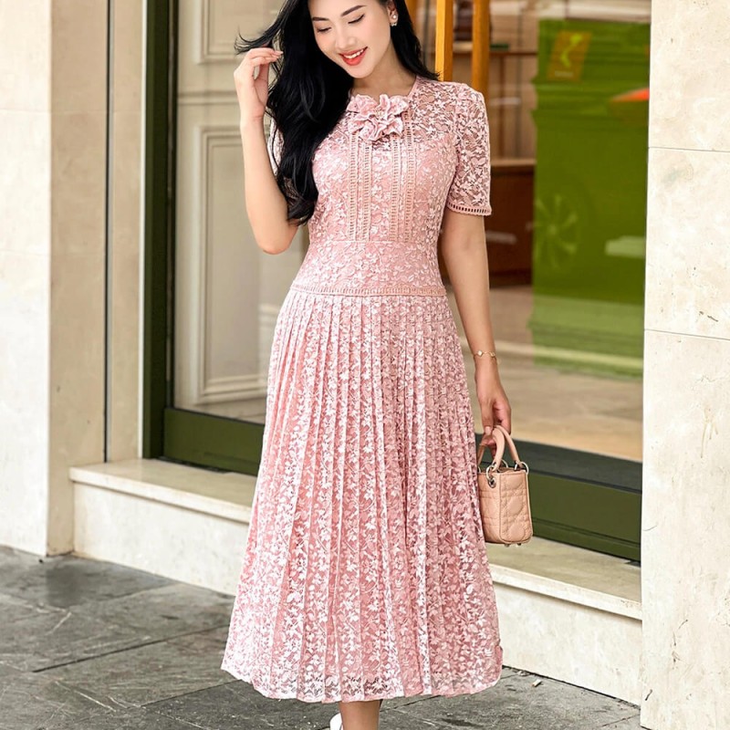 Đầm ren hồng xòe tùng xếp ly đính hoa